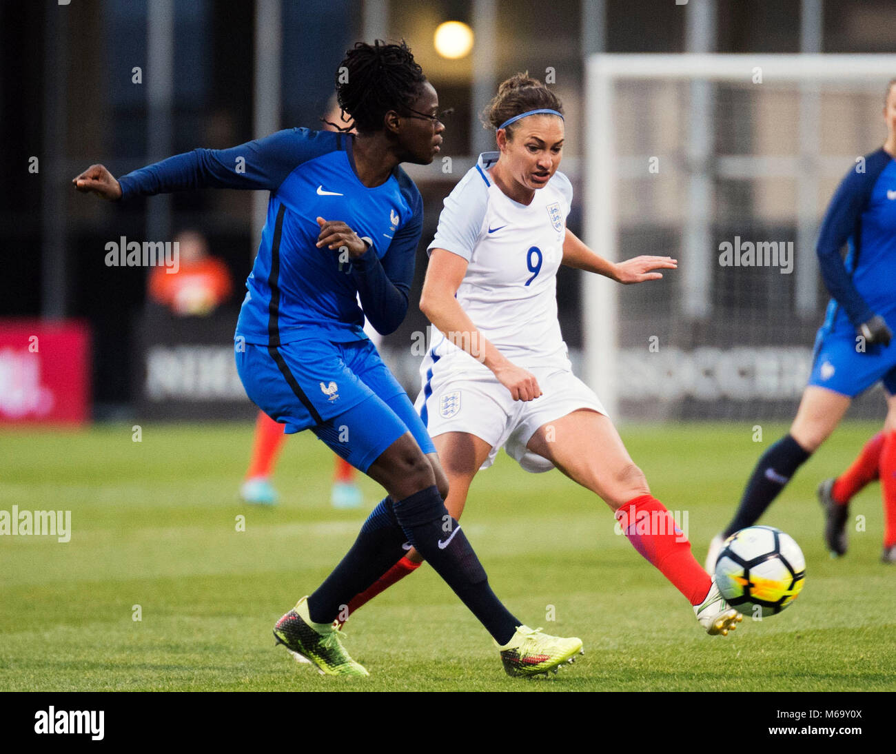 Columbus, Ohio, Stati Uniti d'America. 1 marzo 2018: Inghilterra avanti Jodie Taylor (9) combatte per la sfera contro la Francia in avanti Ouleymata Sarr (11) durante la loro corrispondenza alla SheBelieves Cup in Columbus, Ohio, Stati Uniti d'America. Brent Clark/Alamy Live News Foto Stock