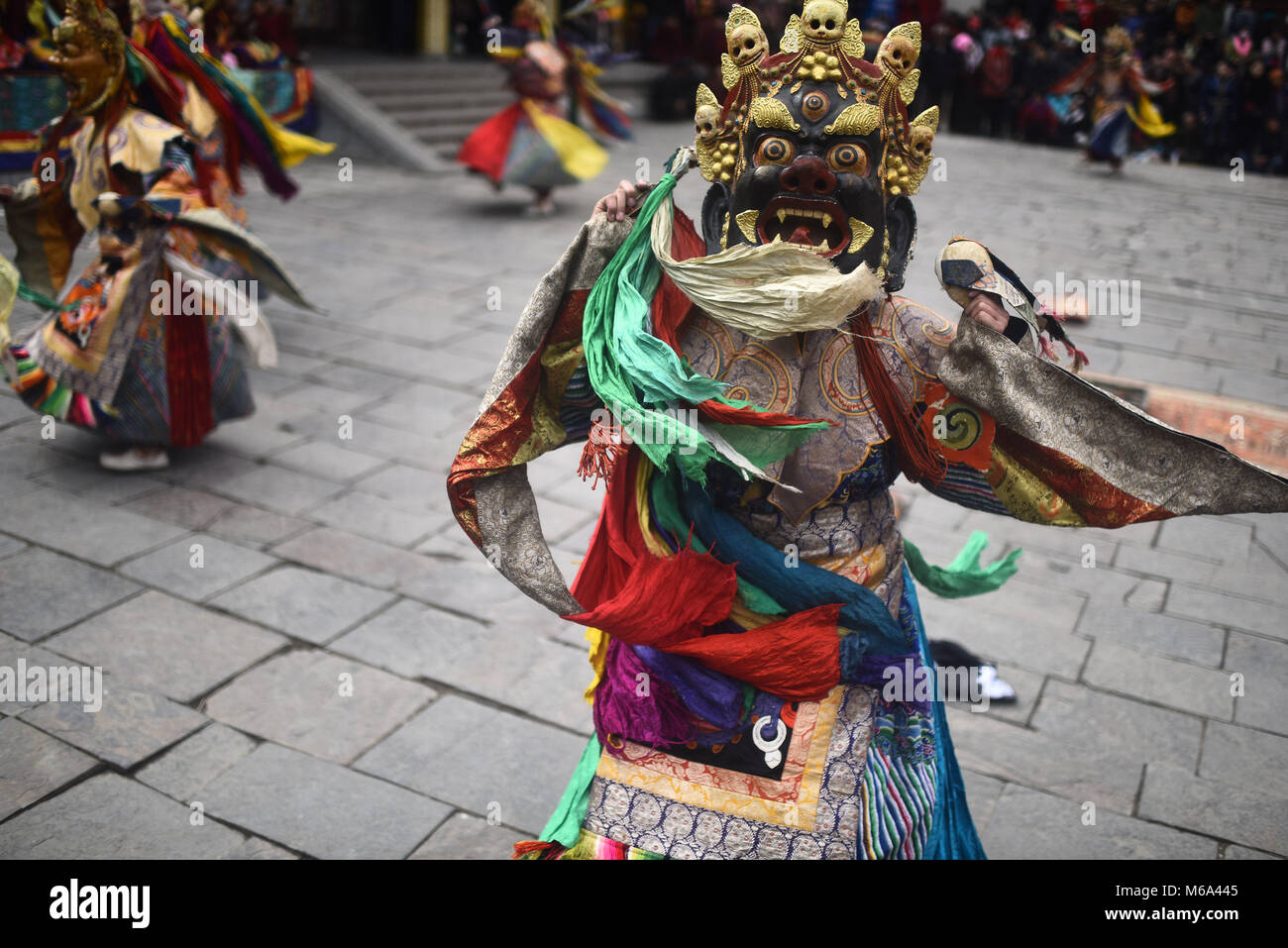 Huangzhong, la Cina della Provincia di Qinghai. 1 Mar, 2018. Un monaco esegue 'Tiaoqian', una mascherata danza religiosa con una storia di quasi 300 anni, presso il monastero di Kumbum in Huangzhong County, a nord-ovest della Cina di Provincia di Qinghai, 1 marzo 2018. Credito: Zhang Hongxiang/Xinhua/Alamy Live News Foto Stock