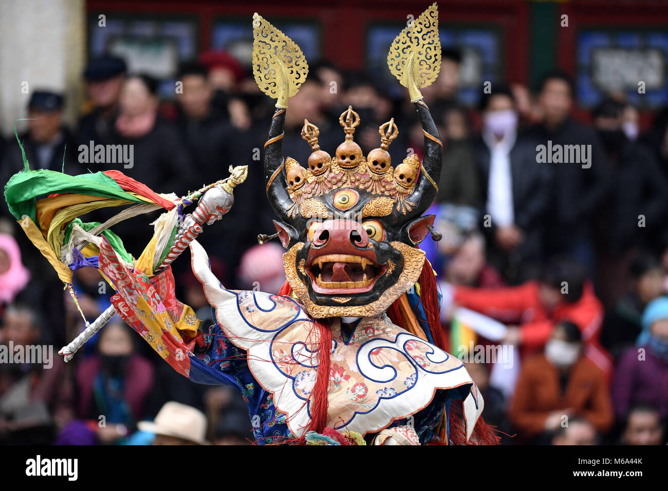 Huangzhong, la Cina della Provincia di Qinghai. 1 Mar, 2018. Un monaco esegue 'Tiaoqian', una mascherata danza religiosa con una storia di quasi 300 anni, presso il monastero di Kumbum in Huangzhong County, a nord-ovest della Cina di Provincia di Qinghai, 1 marzo 2018. Credito: Zhang Hongxiang/Xinhua/Alamy Live News Foto Stock