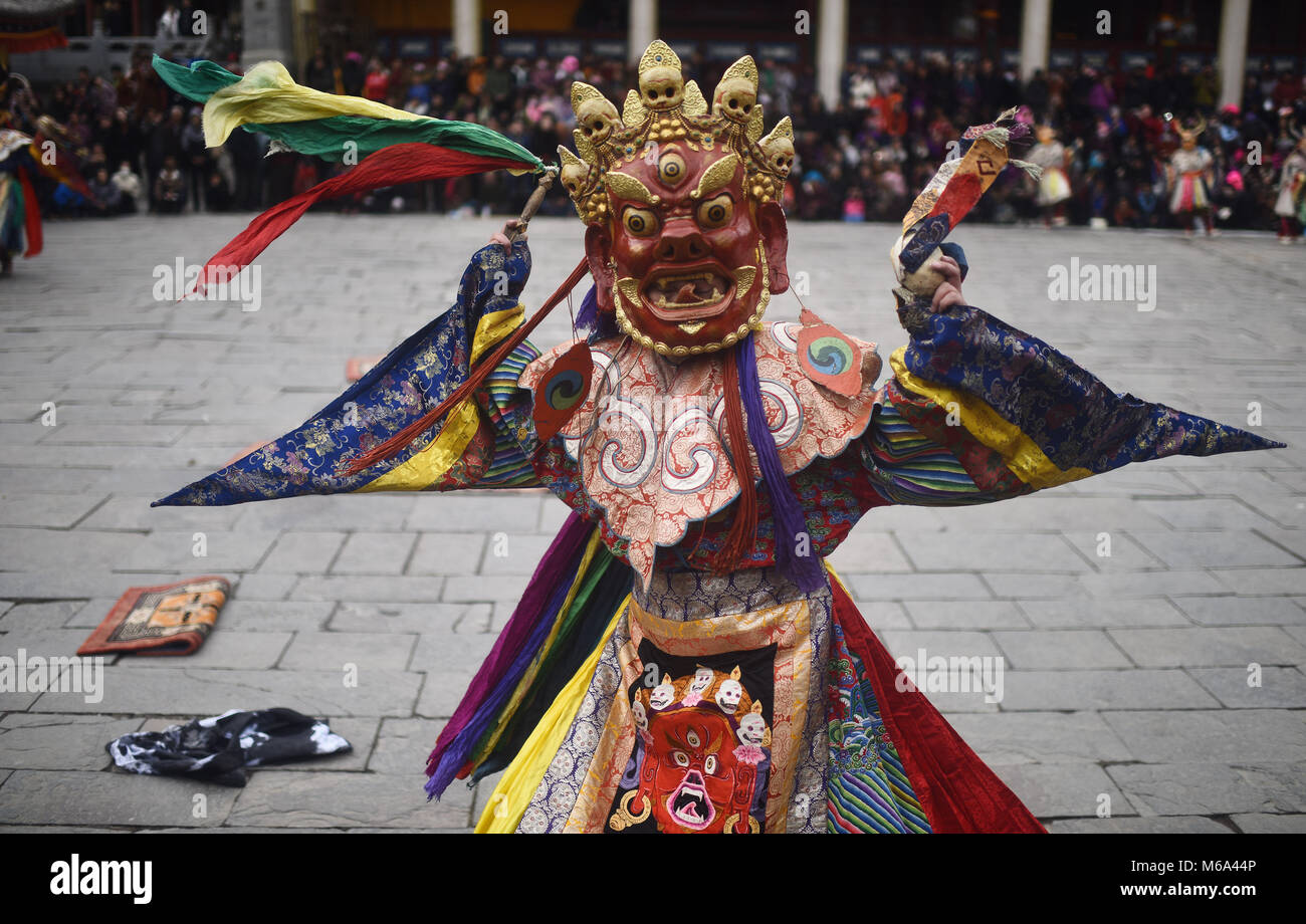 Huangzhong, la Cina della Provincia di Qinghai. 1 Mar, 2018. Un monaco esegue 'Tiaoqian', una mascherata danza religiosa con una storia di quasi 300 anni, presso il monastero di Kumbum in Huangzhong County, a nord-ovest della Cina di Provincia di Qinghai, 1 marzo 2018. Credito: Zhang Hongxiang/Xinhua/Alamy Live News Foto Stock