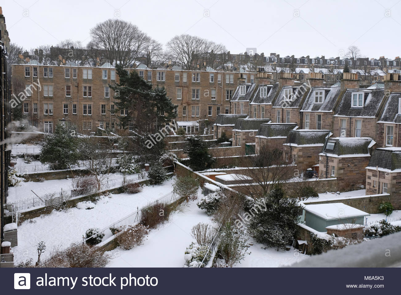 Edinburgh, Regno Unito. 2 Marzo, 2018. Regno Unito: Meteo nevicate invernali che colpiscono il centro di Edinburgo strade, tenements suburbana e il giardino coperto di neve. Vista dal piano superiore. Credito: Craig Brown/Alamy Live News. Foto Stock