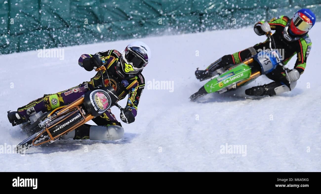 01 marzo 2018, Germania Berlino: Tedesco ice speedway campionati a Horst Dohm stadio del ghiaccio: Max Niedermaier (l) und Johann Weber di Germania in azione durante la settima gara del Deutscher Motor Sport Bund (Germania's Motor Sport Association) (DMSB) campionati. Foto: Soeren Stache/dpa Foto Stock