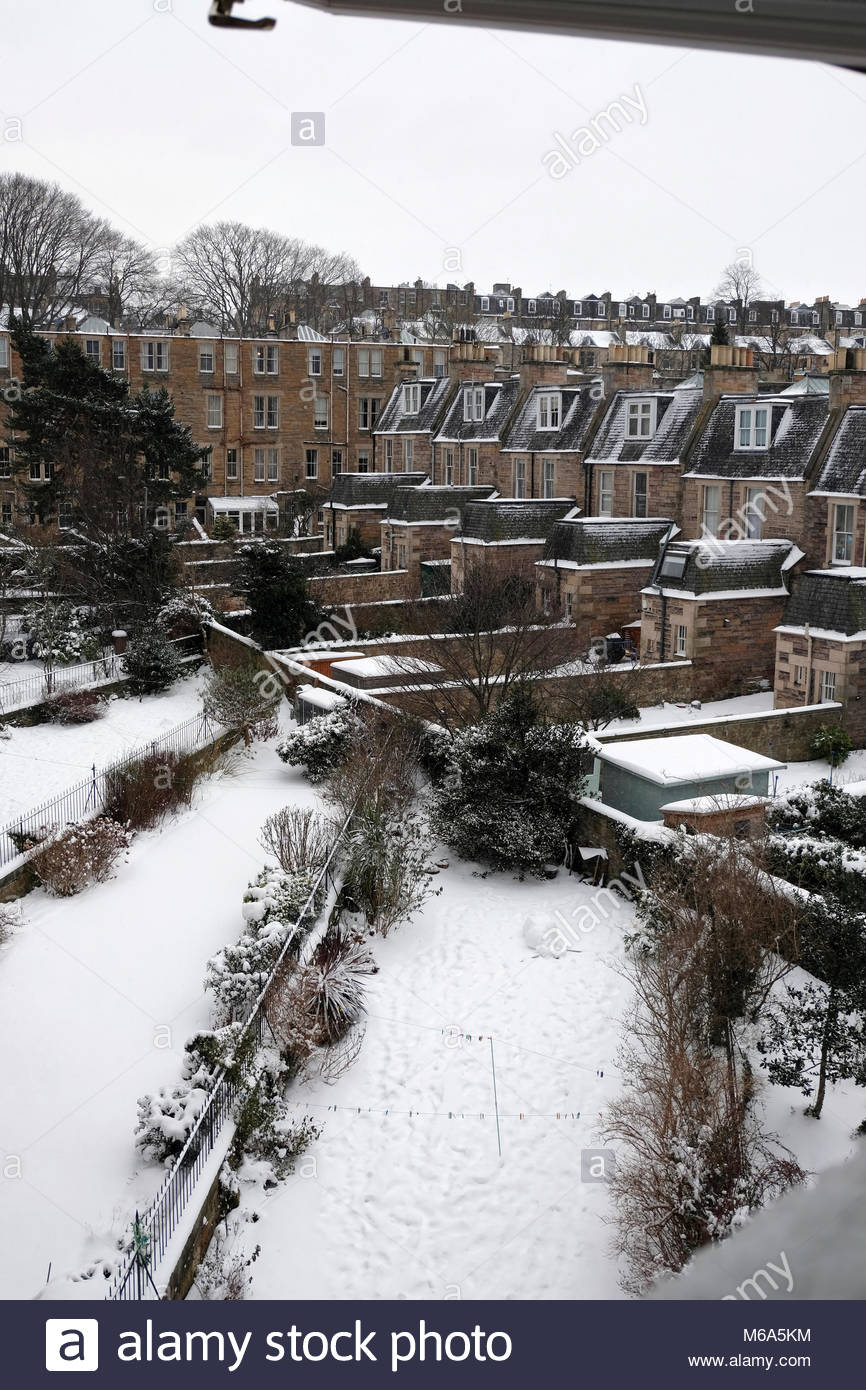 Edinburgh, Regno Unito. 2 Marzo, 2018. Regno Unito: Meteo nevicate invernali che colpiscono il centro di Edinburgo strade, tenements suburbana e il giardino coperto di neve. Vista dal piano superiore. Credito: Craig Brown/Alamy Live News. Foto Stock