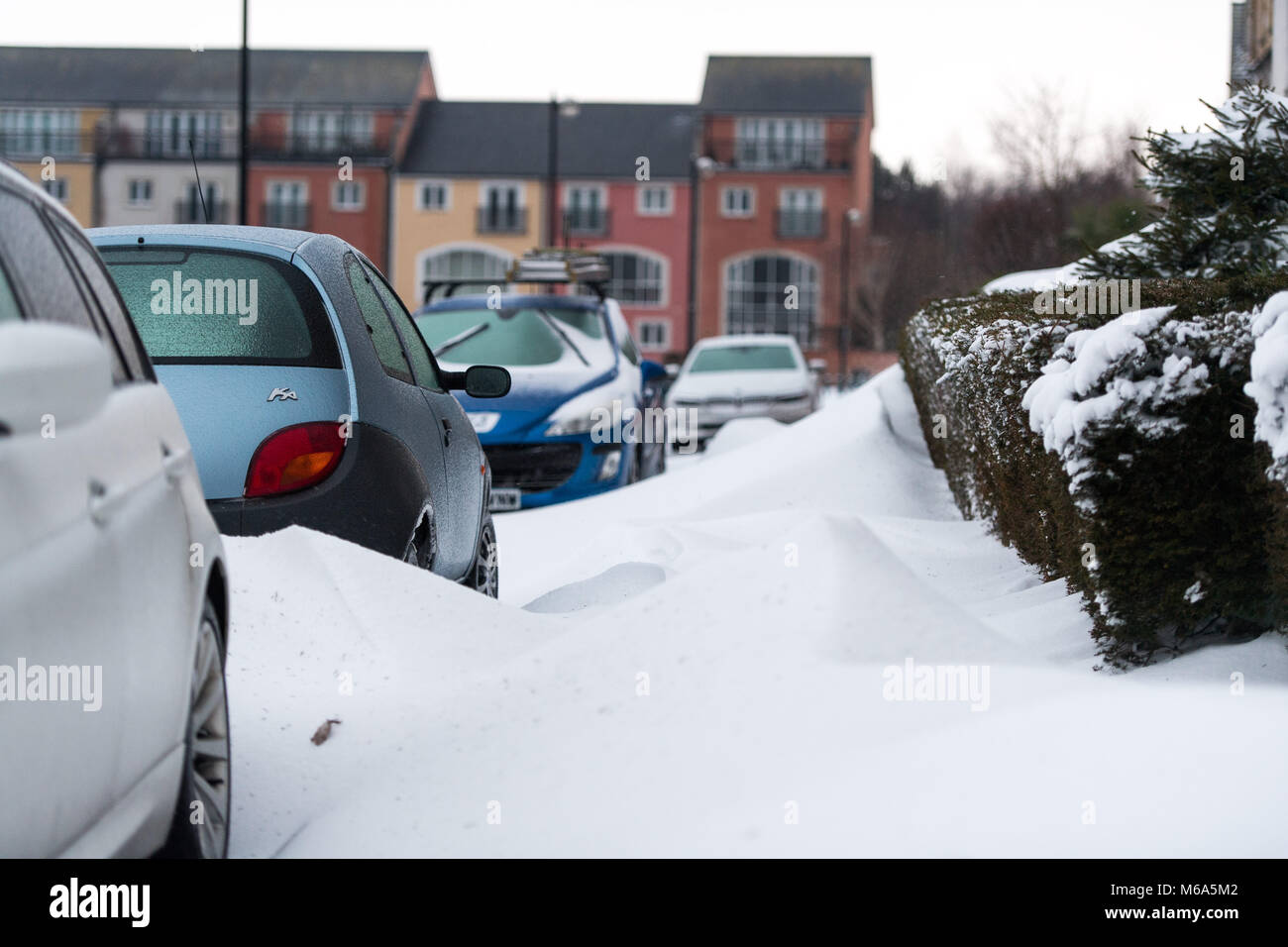 Penarth, Galles. 2 marzo 2018. Cumuli di neve causati da forti venti di raggiungere fino a 3 piedi alto in Penarth, vicino a Cardiff. Tempesta Emma e "La Bestia da est' hanno colpito il Regno Unito, con un allarme rosso per la neve e vento rilasciati per le aree circostanti Cardiff, Newport, il Galles del Sud delle Valli, e sud ovest dell'Inghilterra. Credito: Polly Thomas/Alamy Live News Foto Stock