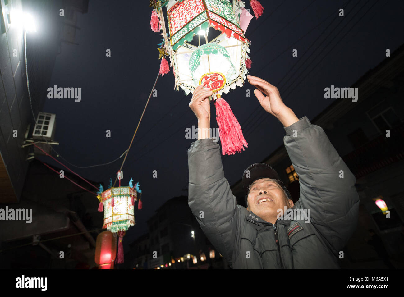 Anji. 1 Mar, 2018. Il 77-anno-vecchio abitante Mei Faqing pende lanterne di festa durante una lanterna in fiera Saoshe villaggio di Hanggai Township nella contea di Anji, est della Cina di Provincia dello Zhejiang, 1 marzo 2018, per salutare la festa delle lanterne che cade il 2 marzo di quest'anno. Credito: Weng Xinyang/Xinhua/Alamy Live News Foto Stock