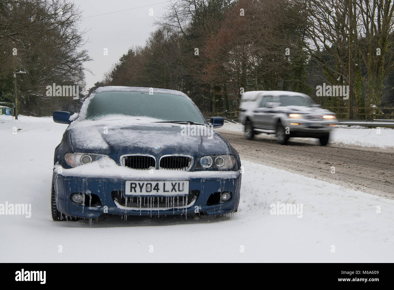 Hampshire. 2 Mar, 2018. Regno Unito Meteo: un motore auto abbandonate sulla A31 in Hampshire, Regno Unito, durante una nevicata che ha lasciato molti automobilisti bloccati. Credito: Alun Jenkins/Alamy Live News Foto Stock