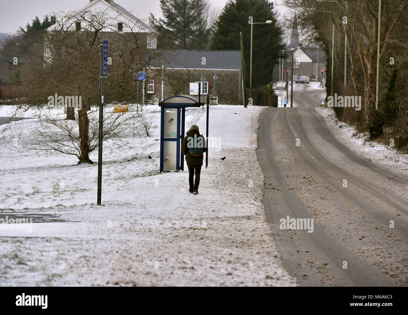 Le immagini mostrano la scena di Bridgend, nel Galles del Sud, questo venerdì dopo la tempesta Emma a sinistra alcuni cm di neve nella sua scia. Bridgend consiglio i lavoratori sono raffigurati lo sgombero neve e ghiaccio off marciapiedi e passaggi pedonali. Royal Mail personale è raffigurato il ritorno a casa non sono in grado di lavorare a causa di avverse condizioni atmosferiche, sono raffigurate nella strada commerciale del centro città. Una macchina viene spinta attraverso la neve in Nolton Street nel centro di Bridgend. Un veicolo 4x4 fa il suo modo attraverso la strada commerciale.. Un lone shopper fa il suo modo di ASDA. Un uomo braves il meteo indossare pantaloni corti durante la rimozione di neve. Foto Stock