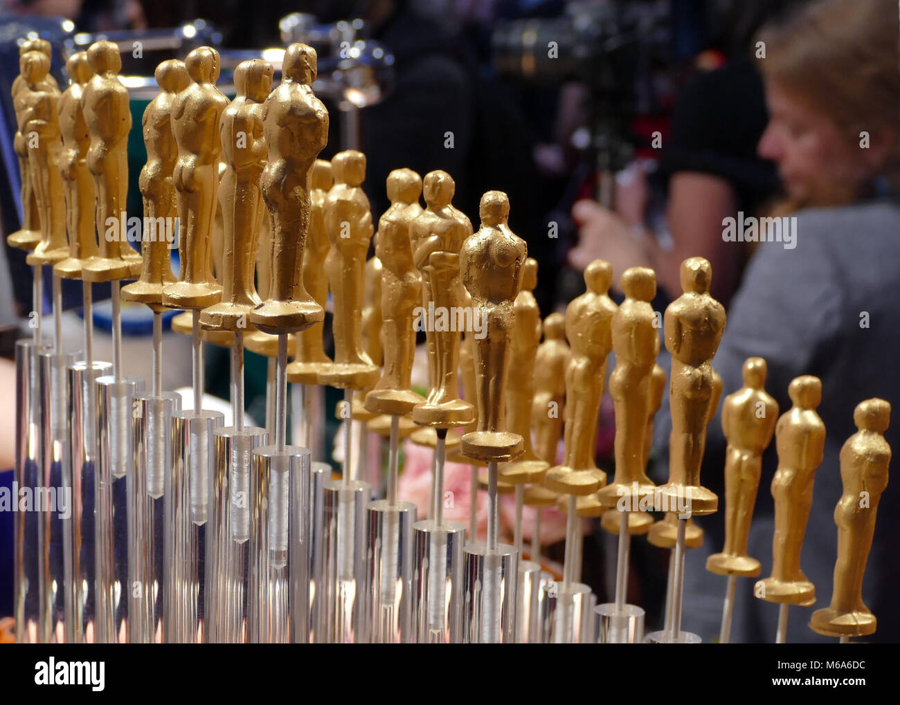 01 marzo 2018, Stati Uniti, Los Angeles: Oscar di cioccolato che sono spolverato di oro durante la fase di pre-press tour per gli Academy Awards partito, i governatori tradizionale sfera. Il novantesimo Academy Awards ha luogo il 04 marzo 2018. Foto: Barbara Munker/dpa Foto Stock