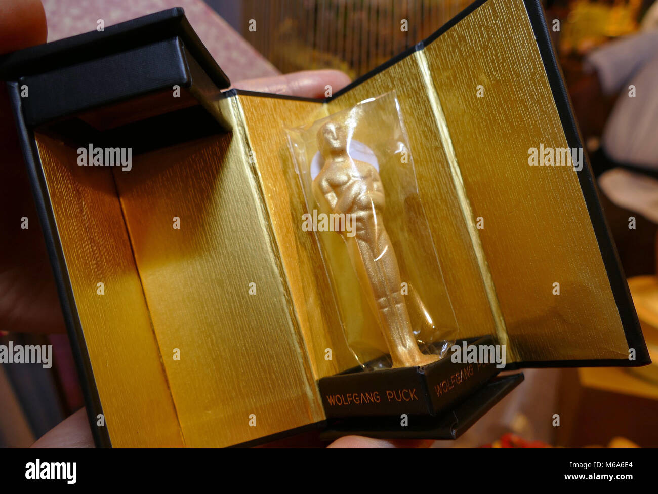 01 marzo 2018, Stati Uniti, Los Angeles: un Oscar di cioccolato che viene spolverato di oro durante la fase di pre-press tour per gli Academy Awards partito, i governatori tradizionale sfera. Il novantesimo Academy Awards ha luogo il 04 marzo 2018. Foto: Barbara Munker/dpa Foto Stock