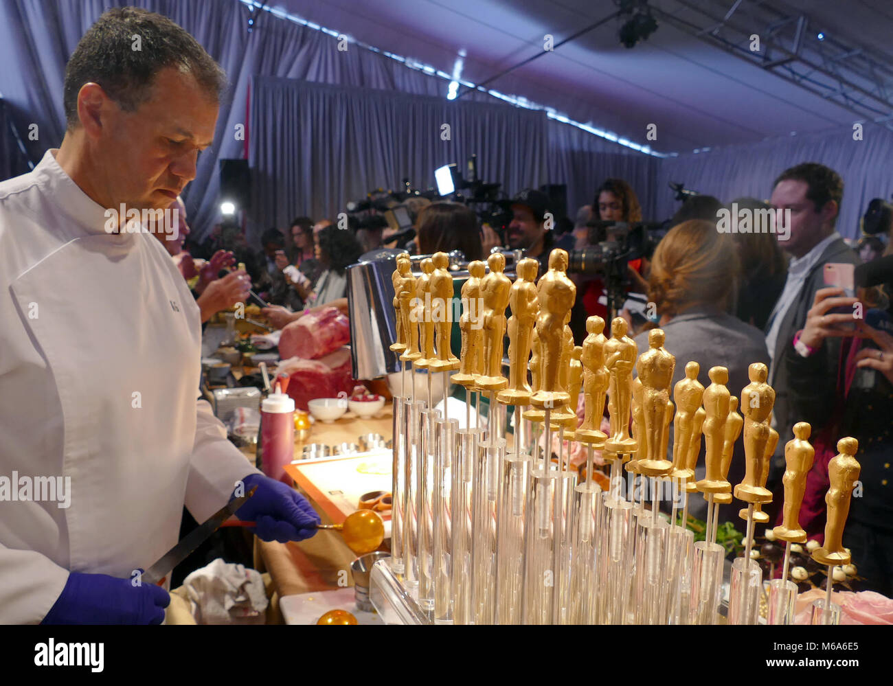 01 marzo 2018, Stati Uniti, Los Angeles: Oscar di cioccolato che sono spolverato di oro durante la fase di pre-press tour per gli Academy Awards partito, i governatori tradizionale sfera. Il novantesimo Academy Awards ha luogo il 04 marzo 2018. Foto: Barbara Munker/dpa Foto Stock