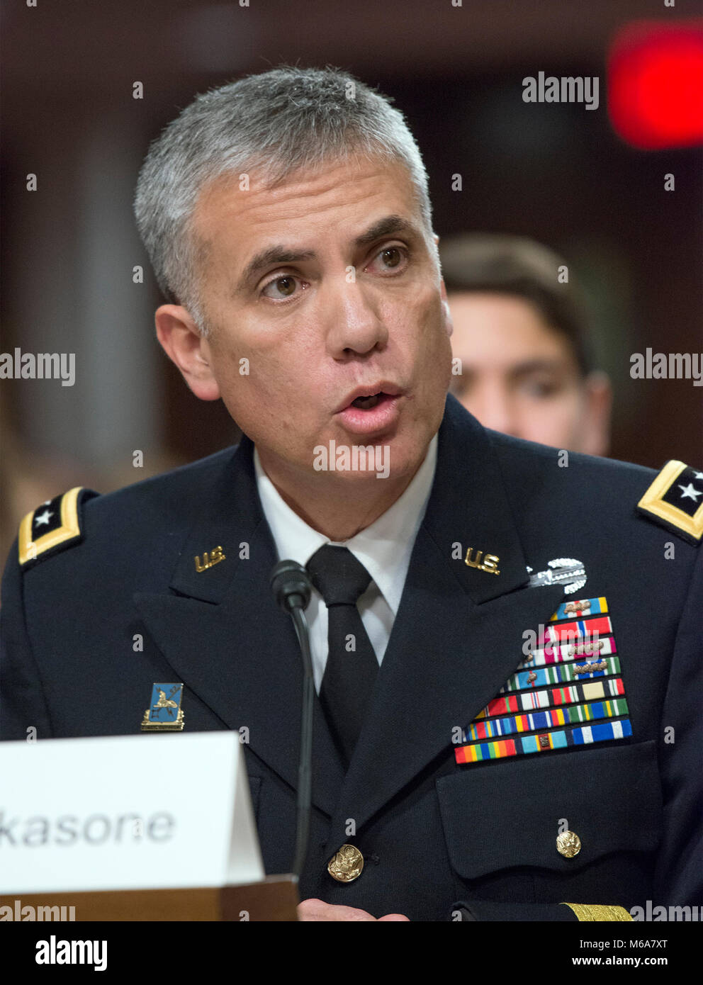 Washington, Stati Uniti d'America. 01 Mar, 2018. Tenente Generale Paolo M. Nakasone, Esercito degli Stati Uniti, testimonia dinanzi alla commissione del Senato sulle forze armate sulla sua candidatura a essere generale e direttore, National Security Agency/capo, centrali di sicurezza Servizio/Commander, Stati Uniti Cyber comando sul Campidoglio di Washington, DC il giovedì, 1 marzo 2018. -Nessun servizio di filo- Credito: Ron Sachs/consolidato Notizie Foto/Ron Sachs - CNP/dpa/Alamy Live News Foto Stock