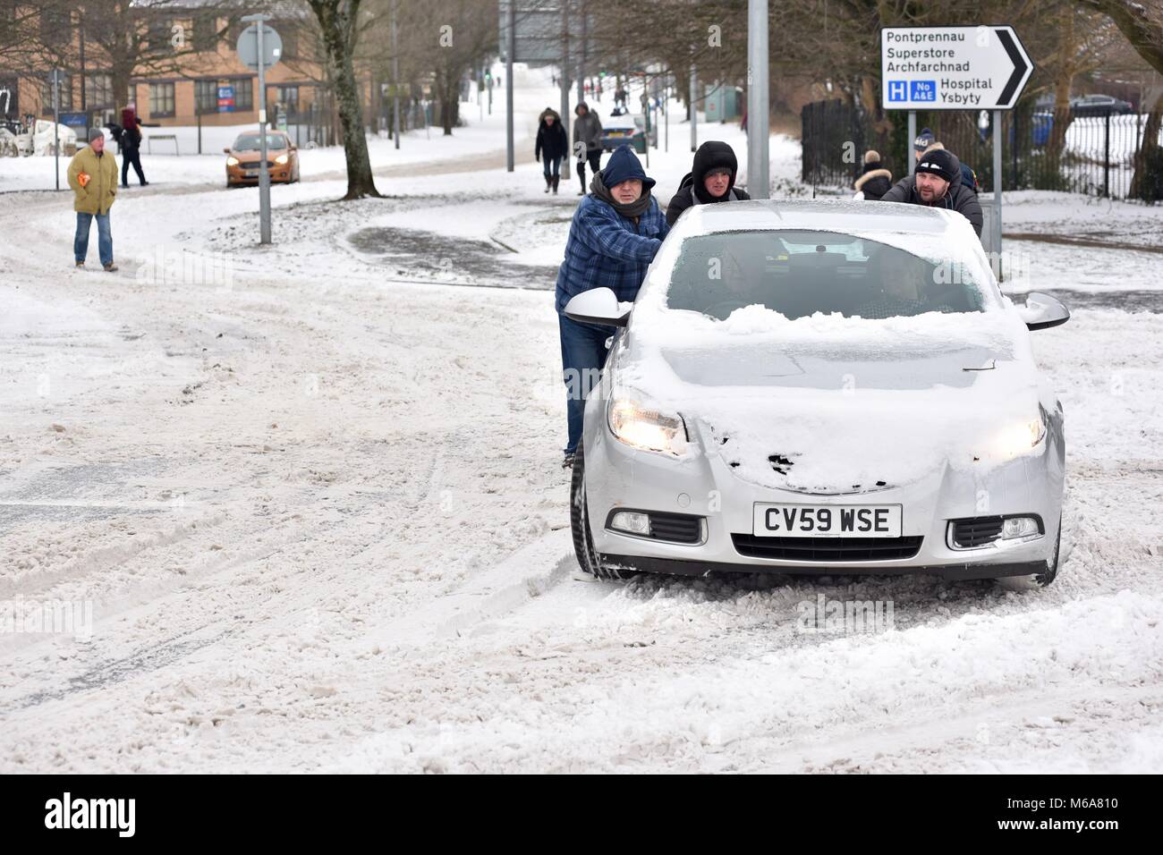 Cardiff, Galles, UK. 2 marzo 2018. Le strade principali della città, come la A48 Western Avenue qui , sono ora chiaro dopo essere stato chiuso per tutta la notte. Le persone sono per lo più lo spostamento a piedi nei sobborghi di andare per negozi locali. La guida di qualcosa di diverso da un veicolo 4x4 è inutile come lei si blocca in salita. . Credito Foto: Ian HOMER/ Alamy Live News Foto Stock