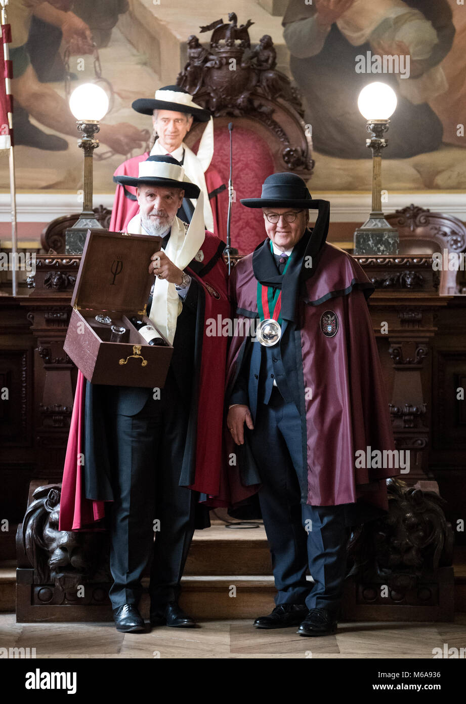 Porto, Portogallo. 2 Mar, 2018. Il Presidente tedesco Frank-Walter Steinmeier (R) riceve una scatola di vino di Porto dal cancelliere del vino di porto di fraternità, George Sandeman (L), durante la cerimonia di consegna del vino di porto di fraternità. In precedenza, Steinmeier divenne un membro del vino di porto di fraternità. Il Presidente tedesco Steinmeier è in Portogallo per una visita di due giorni. Foto: Bernd von Jutrczenka/dpa Credito: dpa picture alliance/Alamy Live News Foto Stock