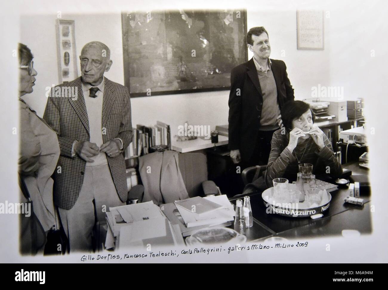 Enrico Cattaneo arte fotografo, fotografato nel suo studio di casa in Piazza della Repubblica, nella foto una riproduzione della sua foto Gillo Dorfles, Francesco Tedeschi e Carla Pellegrini (Duilio Piaggesi, Milano - 2016-10-07) ps la foto e 'utilizzabili nel rispetto del contesto in cui è stato preso e senza intento diffamatorio del decoro delle persone rappresentate (Duilio Piaggesi, archivio fotografico - 2018-03-02) ps la foto è utilizzabile nel rispetto del contesto in cui è stato preso e senza intenti diffamatori della decorazione del popolo rappresentato Foto Stock