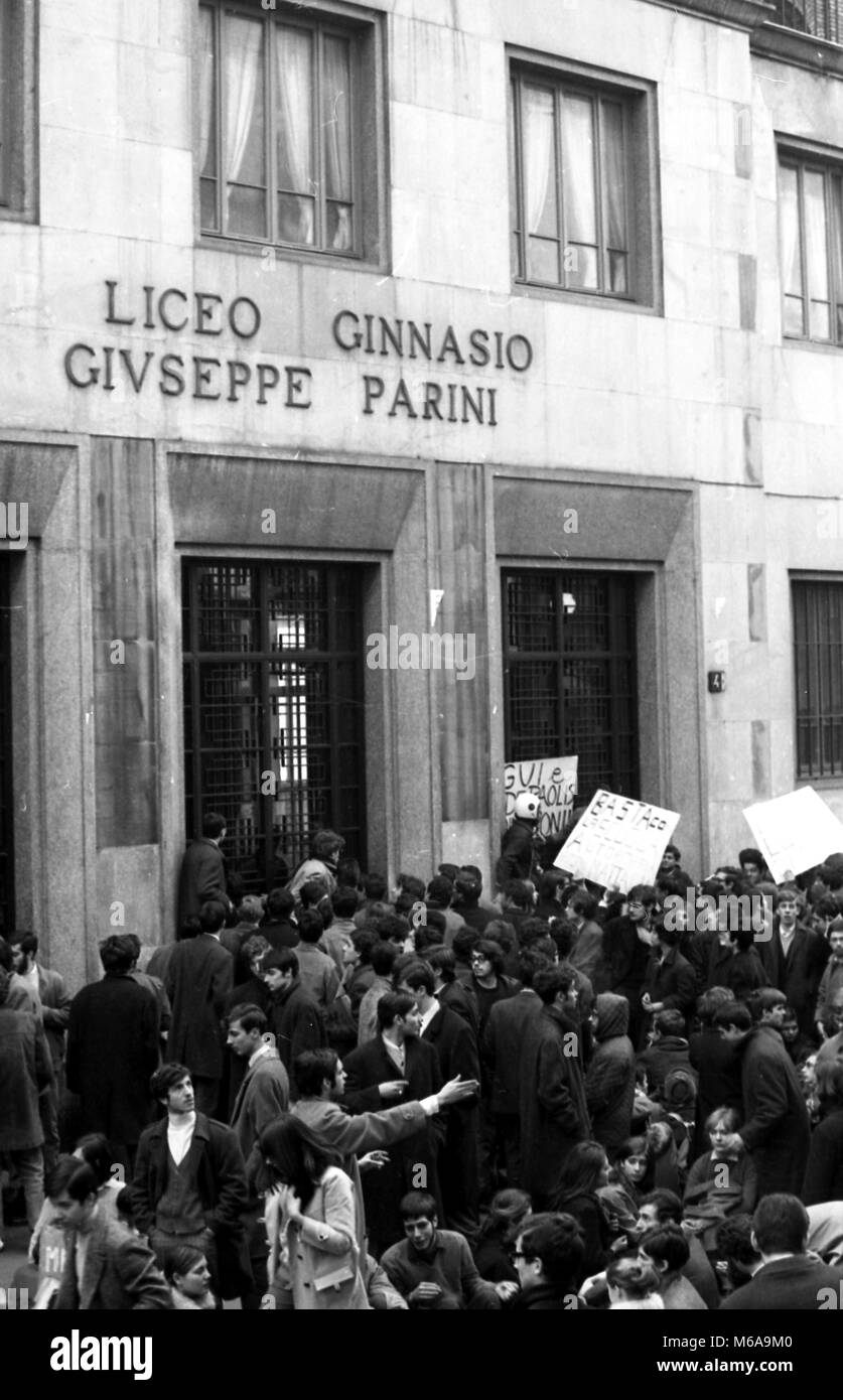 Varie manifestazione di studenti delle scuole e delle università statale, il movimento studentesco, manifestazione davanti al liceo Parini anno 1968 (DE BELLIS, Milano - 1968-03-05) ps la foto può essere utilizzato rispettando il contesto in cui 'era stata presa e senza intento diffamatorio del decoro delle persone rappresentate Foto Stock