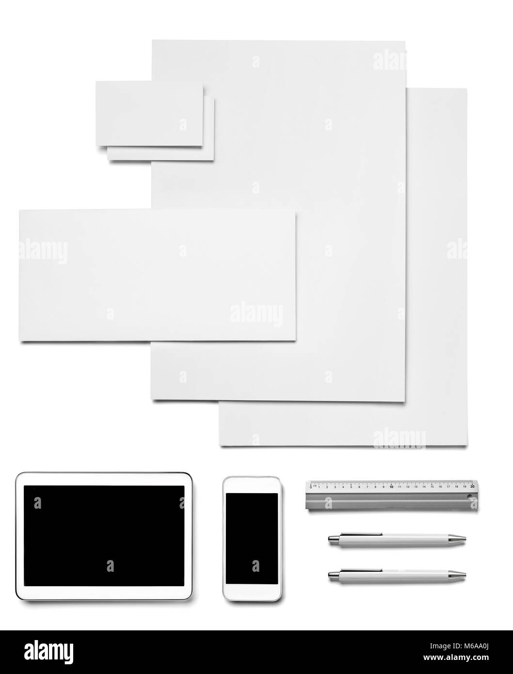 Raccolta di vari white business stampa, penna, matita e il telefono e tablet modelli su sfondo bianco. ciascuno è girato separatamente Foto Stock
