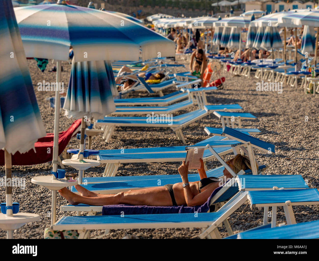Spiaggia con lettini e brollies, Positano, Costiera Amalfitana, Italia. Foto Stock