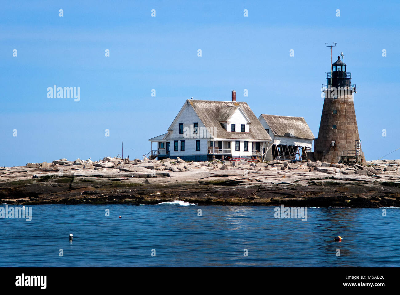 Mount Desert Rock faro, è uno del telecomando isola rocciosa fari in Maine. Essa è costantemente colpita da gravi New England meteo ma il Foto Stock