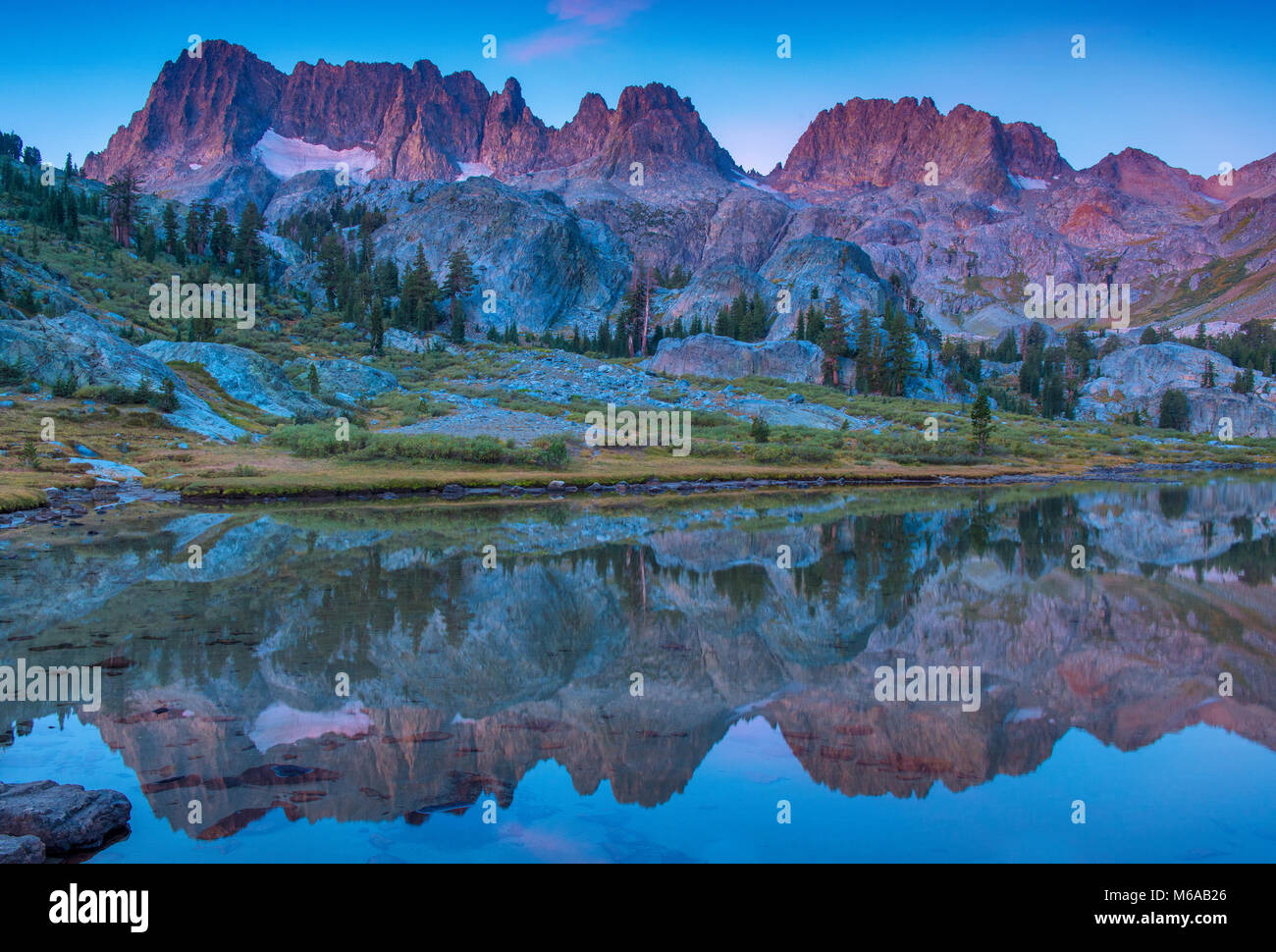 Dawn, minareti, Ediza Lake, Ansel Adams Wilderness, Inyo National Forest, Sierra orientale, California Foto Stock