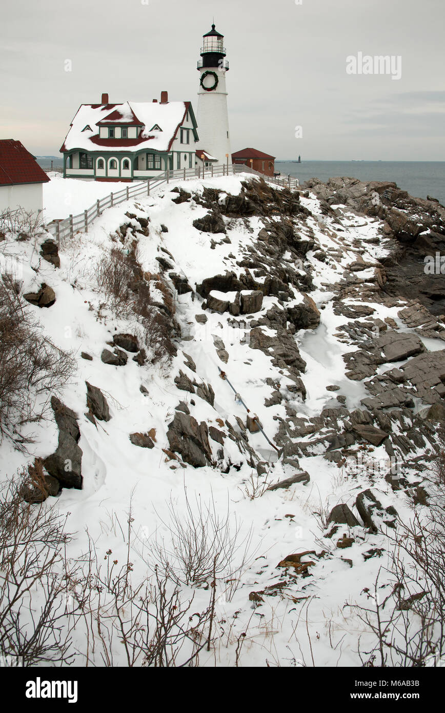 Ghirlanda di vacanza su Portland Head Lighthouse tower su un Poco nuvoloso Nuvoloso Giorno nel Maine. Foto Stock