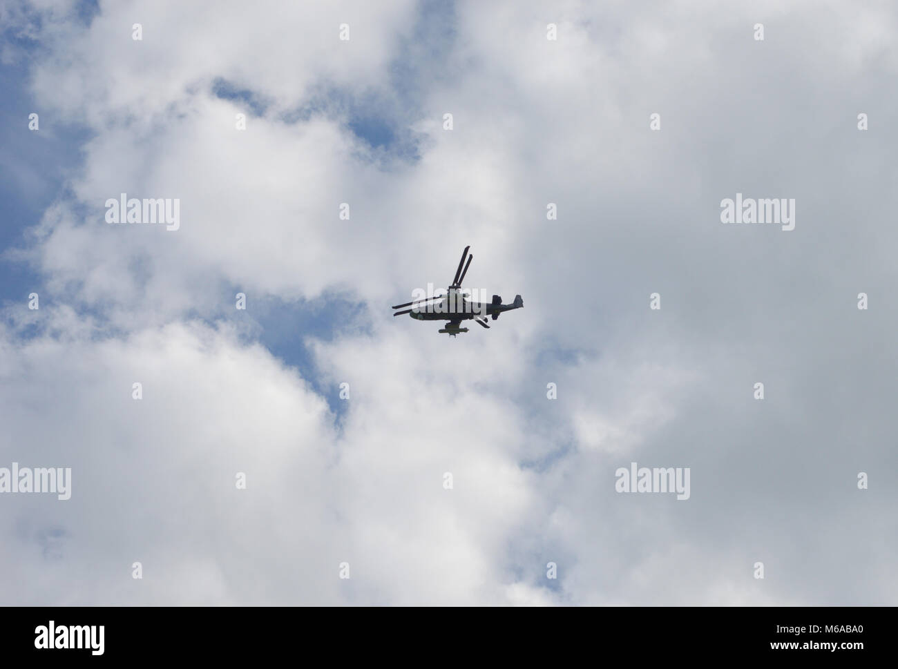 Vladimir regione, la Russia. 14 Giugno, 2016. Quartieri di Kovrov. Elicottero Ka-52 in volo Foto Stock