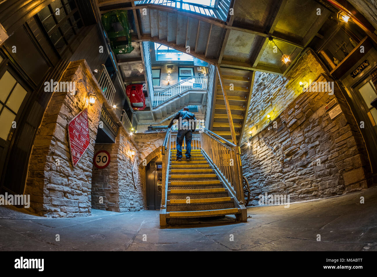 Sunbridge Pozzi, un sotterraneo leisure, impianto di shopping e di attrazione turistica costruita nelle gallerie in Bradford, West Yorkshire, Inghilterra. Aperto 2016. Foto Stock