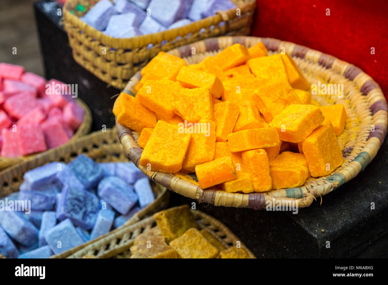 Visualizzazione di colorato saponi e profumi solidi nel souq (mercato) in Fes, Marocco Foto Stock