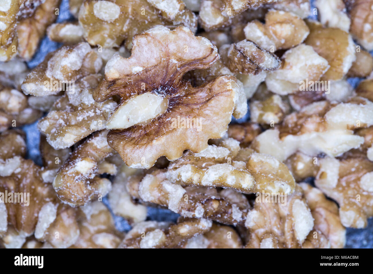 Close up di pelo di inglese di noci tagliate a metà. Foto Stock