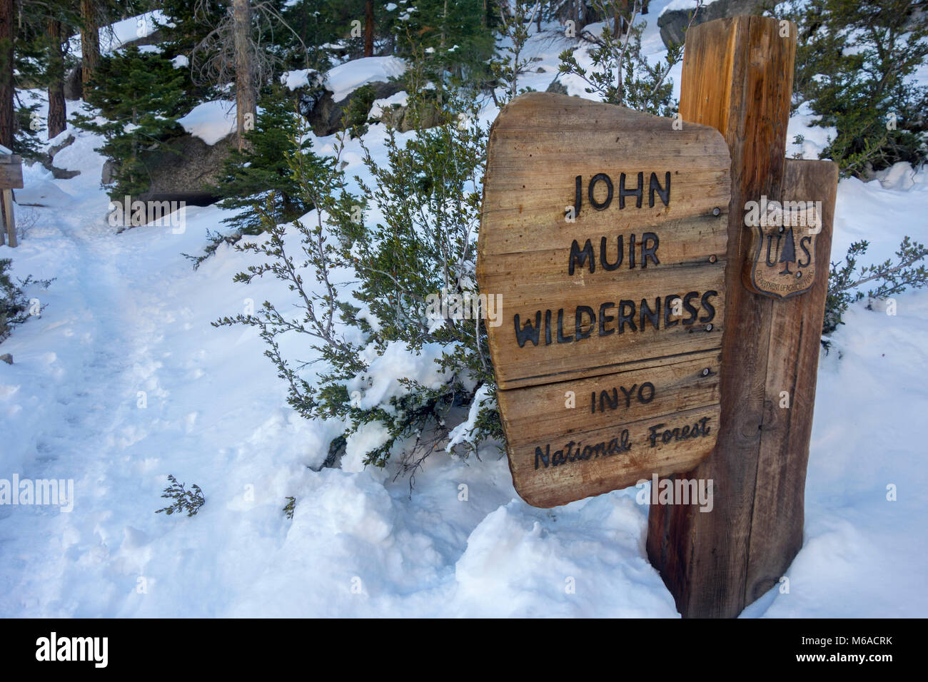 Tavolo d'ingresso per la scritta John Muir Wilderness sul sentiero escursionistico Snowy Mount Whitney, montagne della Sierra Nevada. Inyo County Lone Pine California USA in inverno Foto Stock