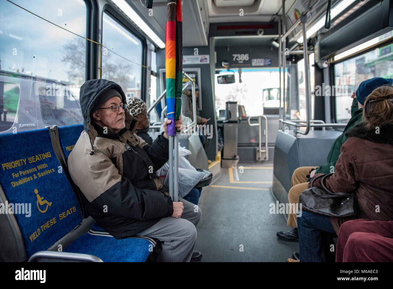 John Speer, 74, un membro di chiunque MCC comunità metropolitana Chiesa Corse setti bus per Murrell Dobbins scuola professionale per un teach-in per celebrare il radicale eredità di Martin Luther King Jr. bandiera egli detiene è parte delle bandiere di giustizia, un gruppo da chiunque MCC chiesa, e include la pace, Trans e nero orgoglio di Philly bandiera. Foto Stock