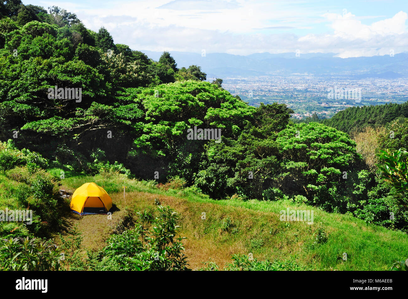 Camping sul bosque Caricias, una riserva naturale privata, situata a Concepción de San Isidro de Heredia. Foto Stock
