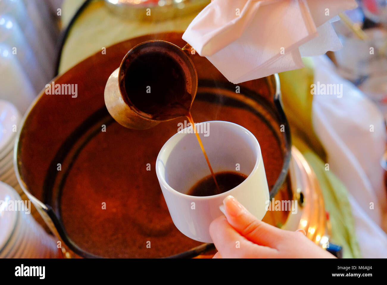 Rendendo tradizionale greco / turco caffè nero sulla sabbia Foto Stock
