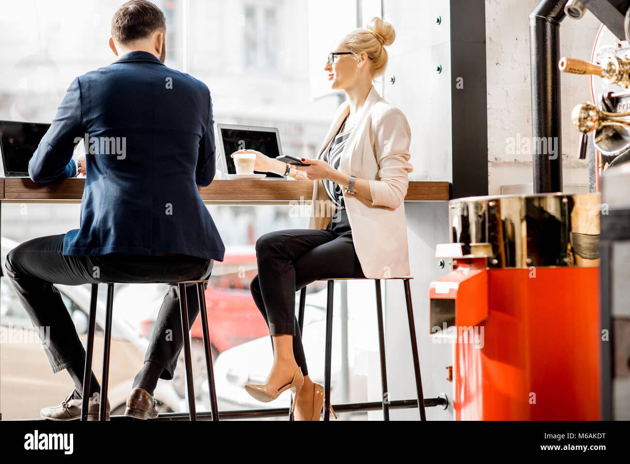 Azienda giovane in cafe Foto Stock