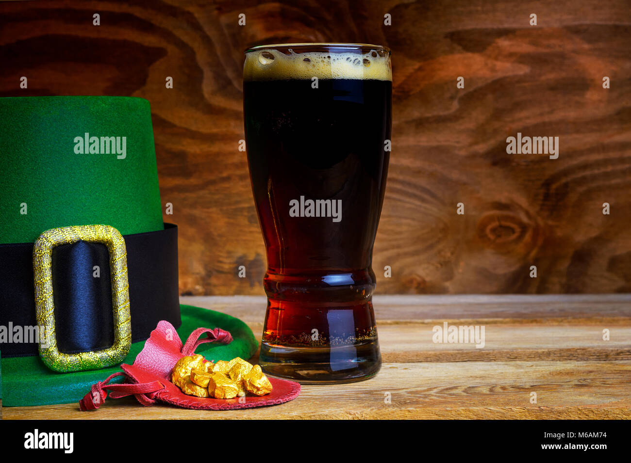 Saint Patrick day simboli cappello verde, oro leprechaun prills e di birra scura Foto Stock