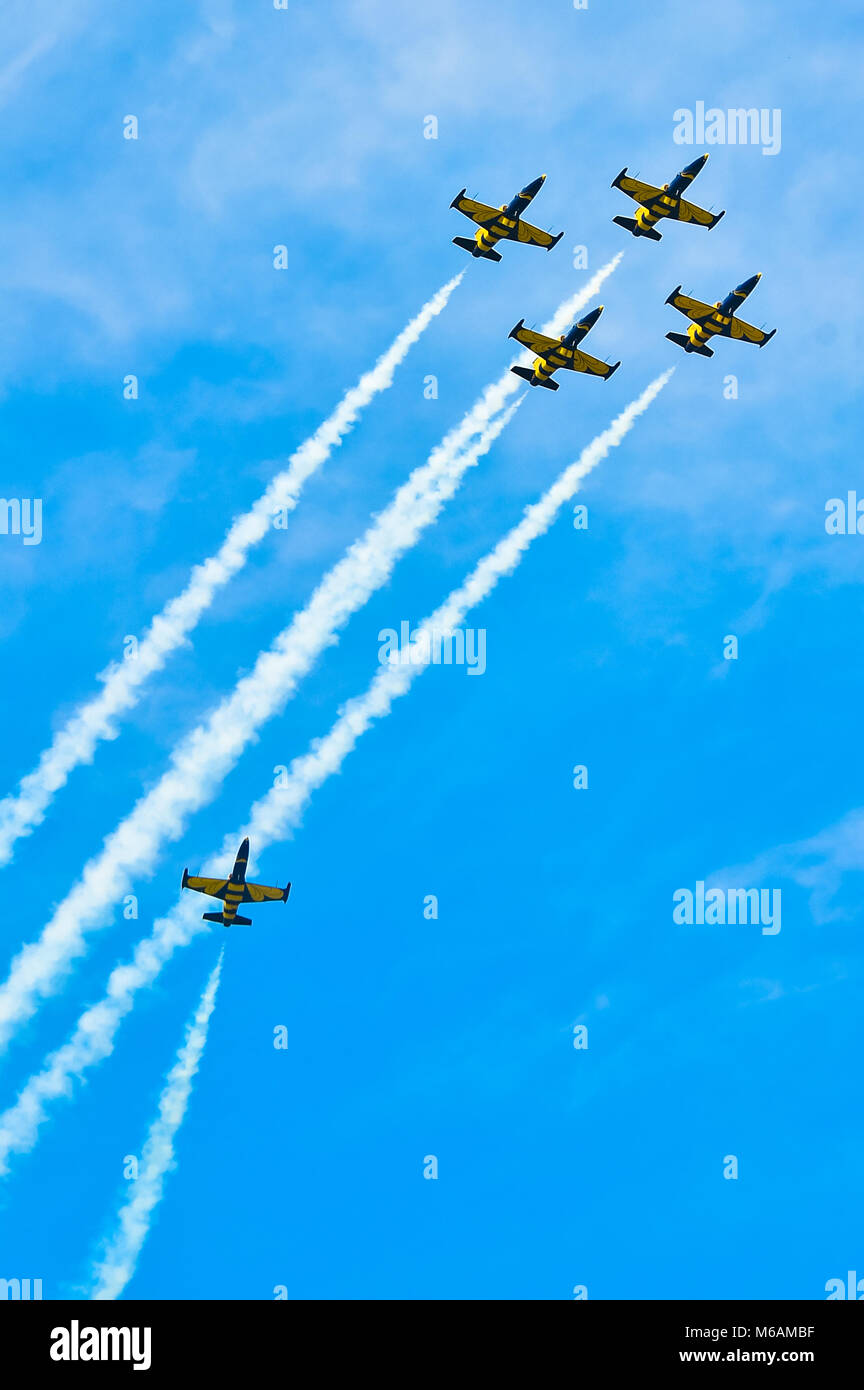 Bucarest, Romania, 2015: aerei acrobatici a Bucarest International Air Show (BIAS) con cielo blu sullo sfondo Foto Stock