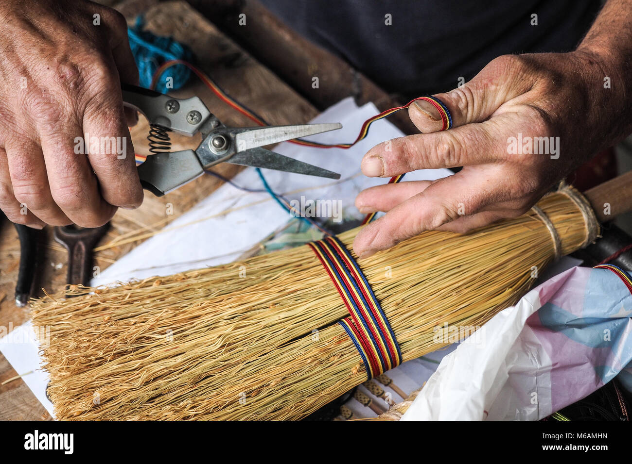 Scopa tradizionale maker nel villaggio sassone di Altana, Sibiu, Romania rendendo la tradizione nel villaggio sassone di Altana, Sibiu, Romania Foto Stock