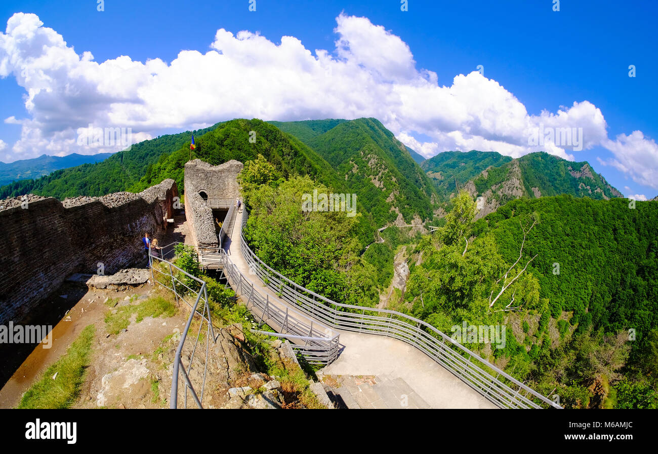Fortezza Medioevale sulla cima delle montagne. Fortezza di Poenari, Vlad l'Impalatore (Vlad Tepes in rumeno) ruller nel XVI secolo, ora un importante tourist Foto Stock
