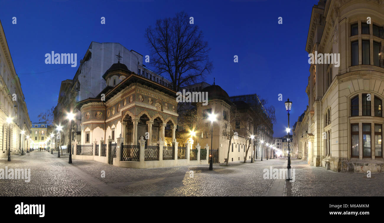 Bucharest city center vista panorama. Chiesa Stavropoleos di notte. Attrazione turistica. Foto Stock