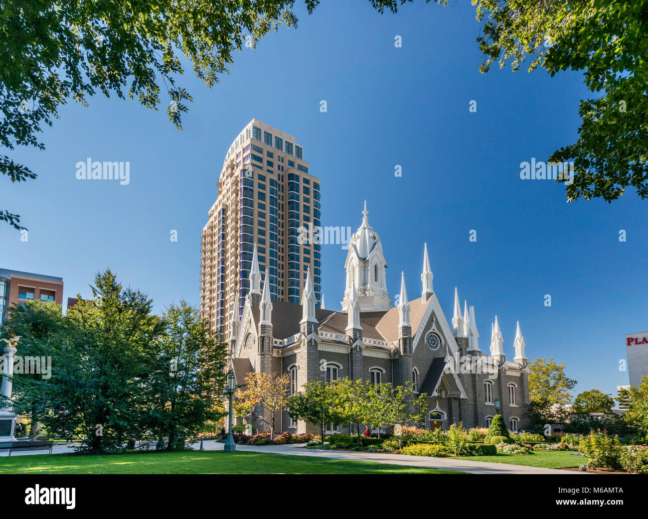 Assembly Hall, con centro appartamento edificio highrise dietro, Temple Square, Salt Lake City, Utah, Stati Uniti d'America Foto Stock