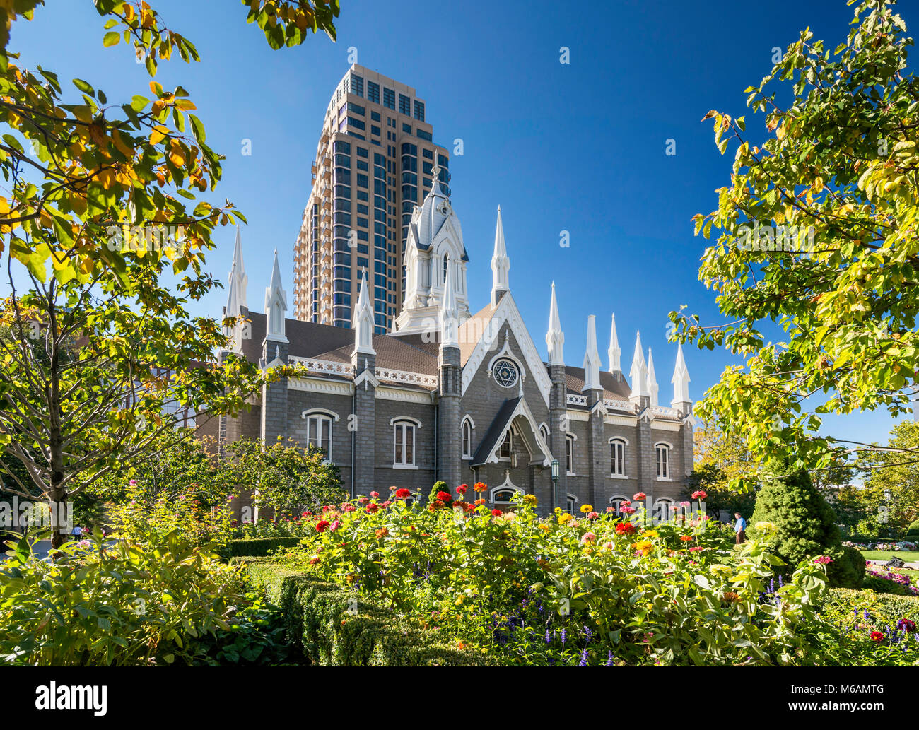 Assembly Hall, con centro appartamento edificio highrise dietro, Temple Square, Salt Lake City, Utah, Stati Uniti d'America Foto Stock
