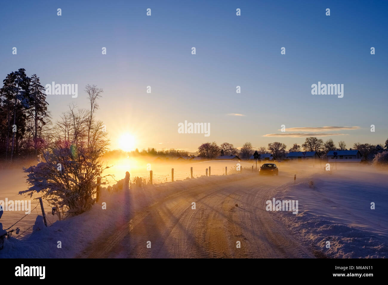 Snowy country road a sunrise, Geretsried, Alta Baviera, Baviera, Germania Foto Stock