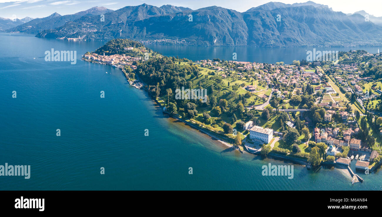 Panoramica vista aerea di Bellagio sul promontorio verde sulla riva del lago di Como in provincia di Como, Lombardia, Italia Foto Stock