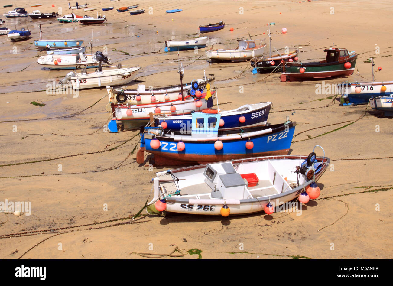 Barche da pesca ormeggiate nel porto del villaggio di pescatori di St Ives, Cornovaglia Foto Stock