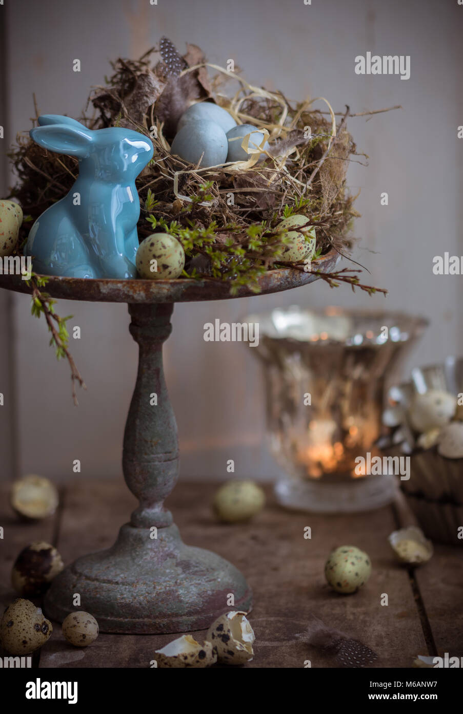 Pasqua decorazioni per la tavola in blu strega lume di candela Foto Stock
