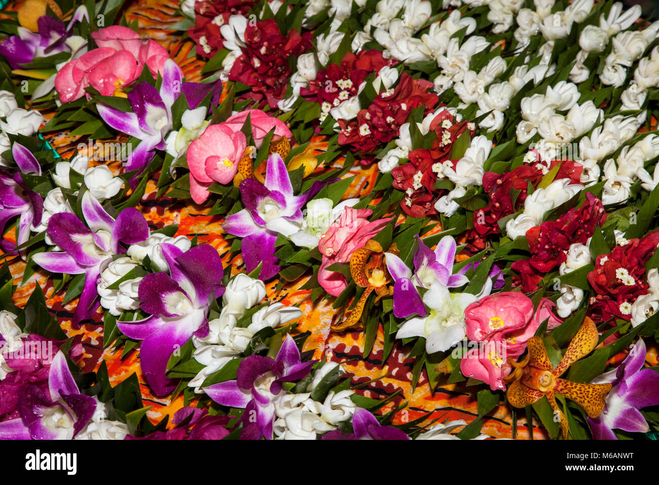 Catene di fiori, fiori, market hall di Papeete, Tahiti, Polinesia Francese Foto Stock