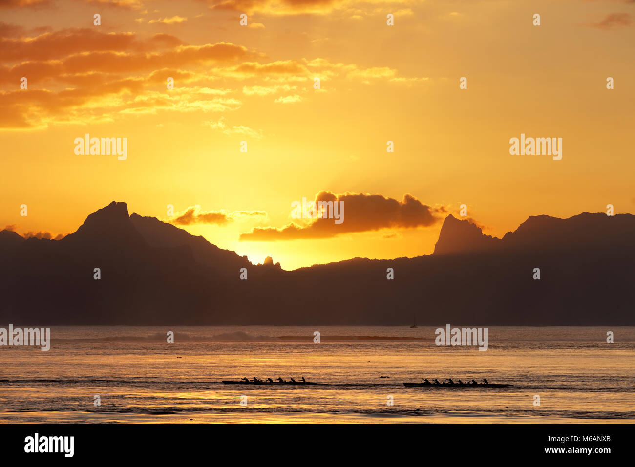 Kayak da mare a mare al tramonto, silhouette, Moorea, Papeete, Oceano Pacifico, Tahiti, Polinesia Francese Foto Stock