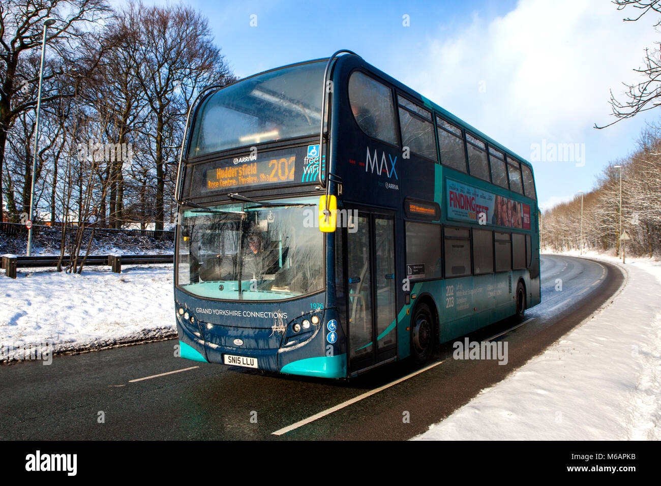 Arriva 202 Metro Huddersfield al bus di Leeds guida in inverno con la neve sul marciapiede Foto Stock