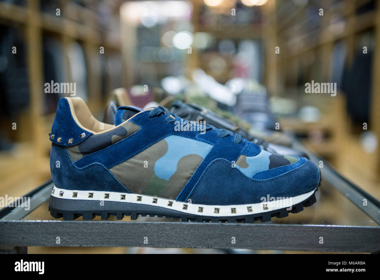 I dettagli interni di una piccola azienda negozio di vendita mens moda abiti e accessori. Foto Stock