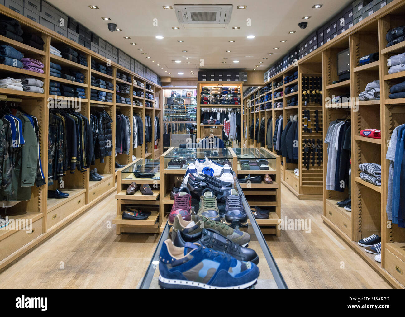 I dettagli interni di una piccola azienda negozio di vendita mens moda abiti e accessori. Foto Stock