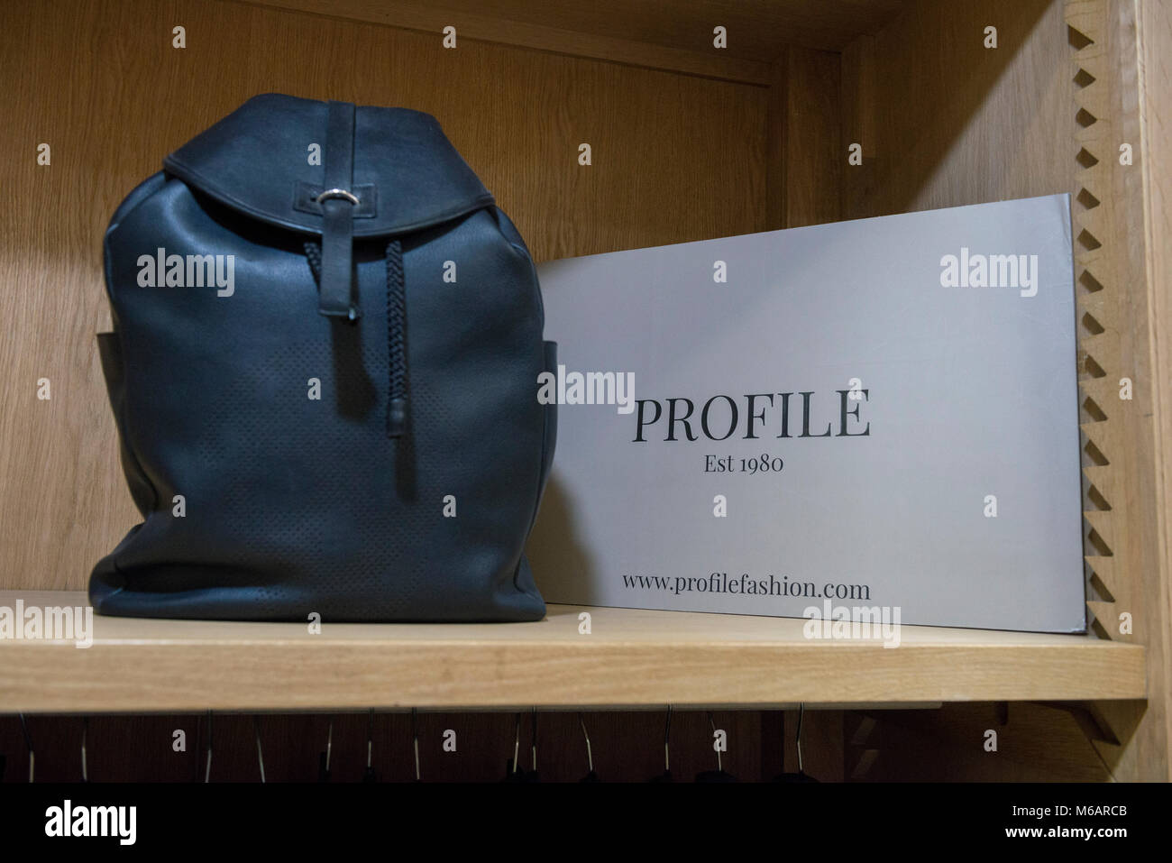 I dettagli interni di una piccola azienda negozio di vendita mens moda abiti e accessori. Foto Stock